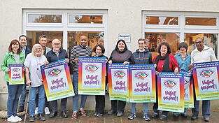 Ein Teil der 32 Veranstalter präsentiert das Motto der 37. Interkulturellen Wochen 'Vielfalt gewinnt!'.