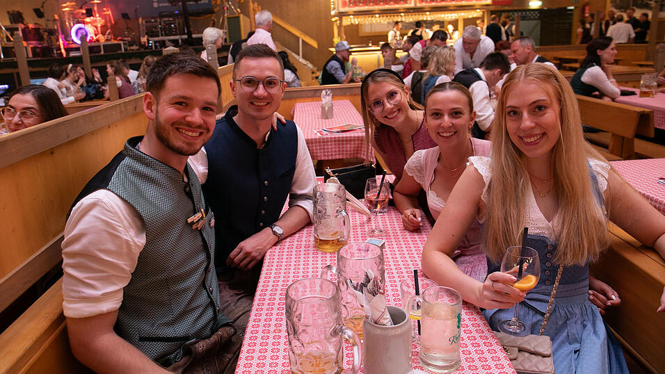 Die Partybilder vom Sonntag, 17. August, aus dem Festzelt Krönner. Die Partybilder vom Sonntag, 17. August, aus dem Festzelt Krönner.