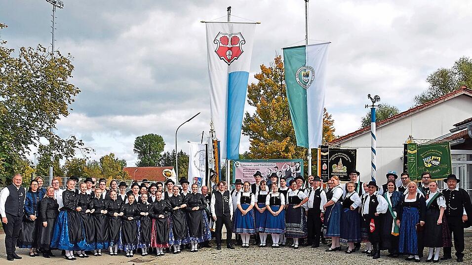 Der Hodschager Heimatverein gemeinsam mit den Festgästen vor dem Haus der Heimat.