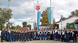 Der Hodschager Heimatverein gemeinsam mit den Festgästen vor dem Haus der Heimat.