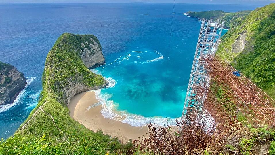 Der Kelingking Beach mit dem T-Rex-Felsen ist ein weltbekanntes Fotomotiv - aber der halbfertige Bau des Glasaufzugs verschandelt den Ausblick.