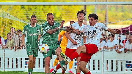 ASV-Abwehrspieler Marco Faltermeier (r.) kl&auml;rte in dieser Szene vor Daniel Adlung. Lukas Kr&auml;mer (2.v.r.) stand in der N&auml;he bereit, um gegen F&uuml;rths Unterschiedsspieler einzugreifen, falls es n&ouml;tig werden sollte.