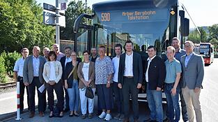 Landrat Christian Schindler (5.v.r.) und Thomas Ederer (2.v.l.) informierten &uuml;ber die Neuerungen im Personennahverkehr, die am 1. September wirksam werden.