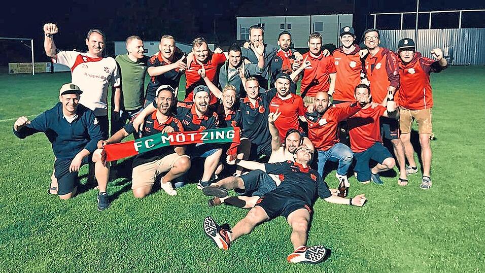 Der FC M&ouml;tzing hatte am Sonntag Grund zu feiern. Als Vizemeister stieg die Breundl-Elf direkt in die Kreisklasse auf.