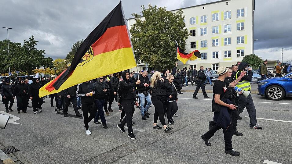 Am 28. September findet in Landshut der sechste CSD statt, zu dem bisher laut Polizeiangaben rund 50 rechtsextreme Gegendemonstranten erschienen sind. Über 200 Polizeibeamte sind vor Ort, um für Sicherheit zu sorgen.