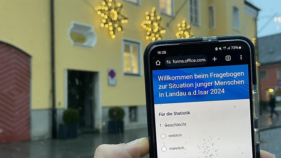 Im Rathaus (Hintergrund) tagt regelmäßig der Stadtrat und entscheidet über wichtige Themen. Doch auch Jugendliche können - aktuell per Fragebogen auf dem Handy - die Zukunft von Landau mitgestalten. Im Rathaus (Hintergrund) tagt regelmäßig der Stadtrat und entscheidet über wichtige Themen. Doch auch Jugendliche können - aktuell per Fragebogen auf dem Handy - die Zukunft von Landau mitgestalten.