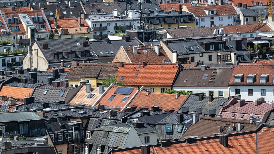 D&auml;cher in M&uuml;nchen. Die Immobilienums&auml;tze in Bayern sind 2025 kr&auml;ftig gewachsen. (Symbolbild)