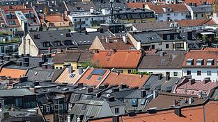 D&auml;cher in M&uuml;nchen. Die Immobilienums&auml;tze in Bayern sind 2025 kr&auml;ftig gewachsen. (Symbolbild)