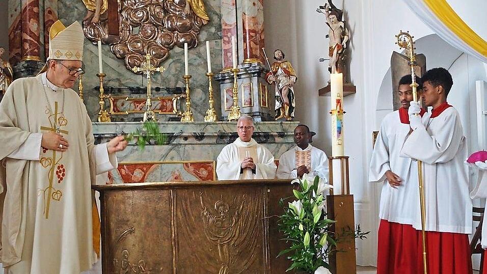 Weihbischof Dr. Josef Graf besprengt den Altar mit Weihwasser. Weihbischof Dr. Josef Graf besprengt den Altar mit Weihwasser.