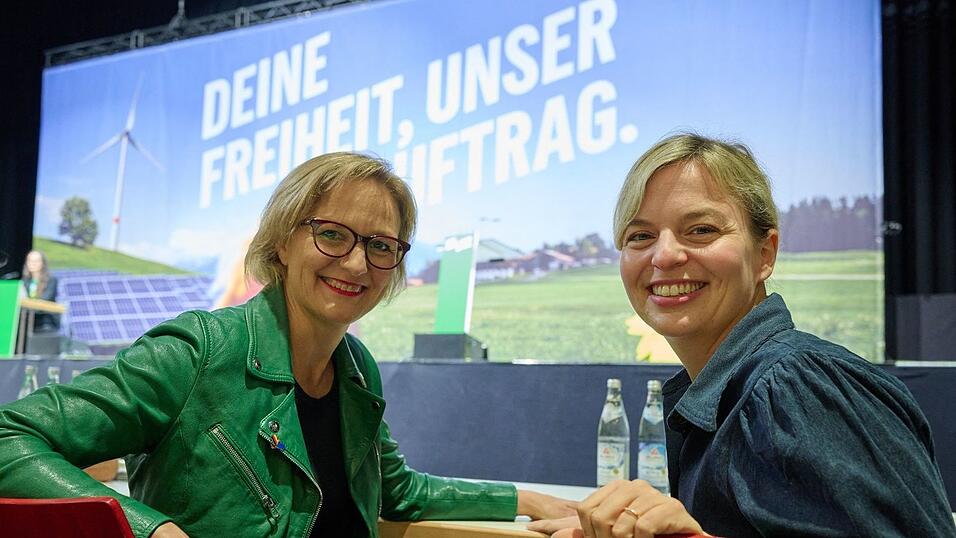 Grünen-Bundesvorsitzende Franziska Brantner (l) und die Fraktionsvorsitzende der bayerischen Grünen, Katharina Schulze (r), sprachen am Landesparteitag über Freiheit. Grünen-Bundesvorsitzende Franziska Brantner (l) und die Fraktionsvorsitzende der bayerischen Grünen, Katharina Schulze (r), sprachen am Landesparteitag über Freiheit.