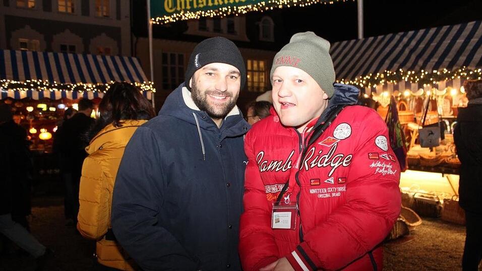 Die Perchtengruppe 'Frisinger Fratz'n' trat am Mittwochabend auf dem Landshuter Christkindlmarkt auf. Die Perchtengruppe 'Frisinger Fratz'n' trat am Mittwochabend auf dem Landshuter Christkindlmarkt auf.