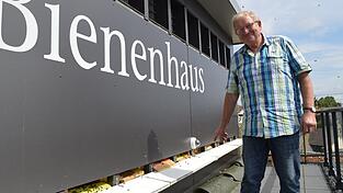 Eine Webcam ist am Bienenhaus angebracht. Jedermann kann hier die Bienen beim Ein- und Ausflug beobachten unter der Webadresse www.bov-enzelhausen.de/hallertauer-imker-schulungszentrum/.