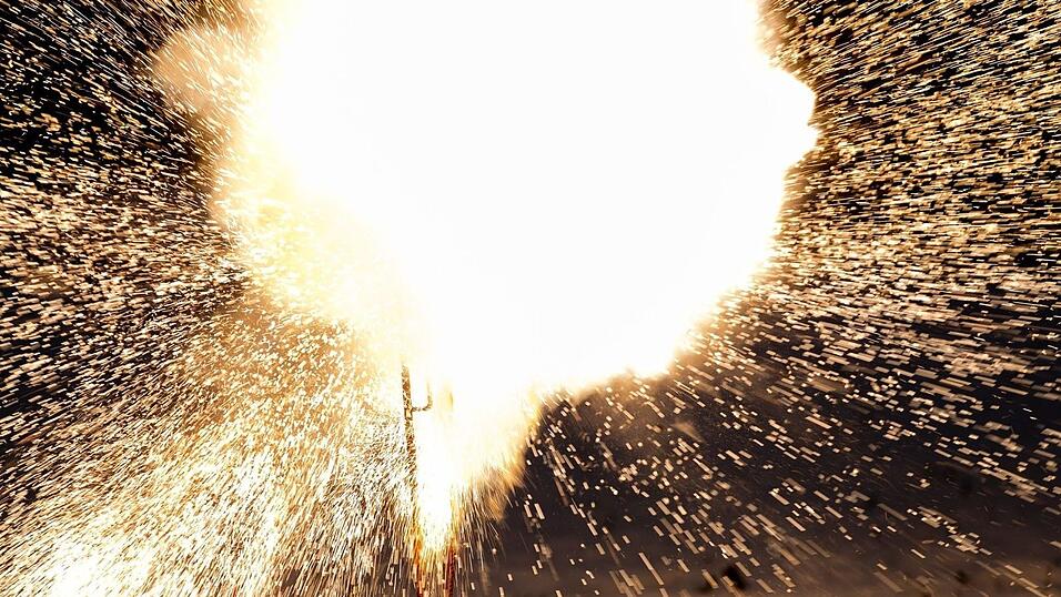 Der Böller explodierte in der Hand des Zwölfjährigen. (Symbolbild) Der Böller explodierte in der Hand des Zwölfjährigen. (Symbolbild)