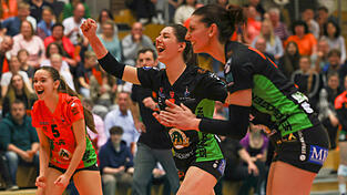 Die Volleyballerinnen von NawaRo Straubing um Valbona Ismaili (rechts), Amber de Tant (Mitte) und Charlotte Kerscher (links) setzten sich im Tiebreak durch und gewannen die Partie in Düsseldorf.