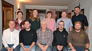 Die Kandidaten auf der Liste der Dorfgemeinschaft (sitzend v. l.): Bürgermeisterkandidat Michael Senger, Dominik Langwieser, Rudi Weidenhiller, Christoph Haindl, Benjamin Hoch, (stehend v. l.) Manuela Moser, Gerlinde Gandorfer, Eva Nemetz, Rainer Niedermeier und Stefan Freudenmacher; auf dem Bild fehlt Georg Rank. Fotos:
