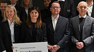 Mit auf dem Gruppenfoto: DFB-Präsident Bernd Neuendorf. Mit auf dem Gruppenfoto: DFB-Präsident Bernd Neuendorf.