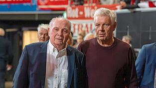 Dieter Reiter (r.) gemeinsam mit FC-Bayern-Ehrenpr&auml;sident Uli Hoene&szlig;
