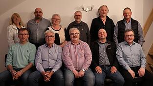 Die AfD-Kreistagsfraktion: Vorne v.l.: Markus Zitzelsberger, MdL Johann M&uuml;ller, Thomas Seidl, Helmuth Seidl und Bezirksrat Markus Hesse. Hinten v.l.: Kornelia Maier, Marcel Keppler, Silvia Seidl, Ralf Kasparbauer, Edwin Birnb&ouml;ck und Martin Lippl.