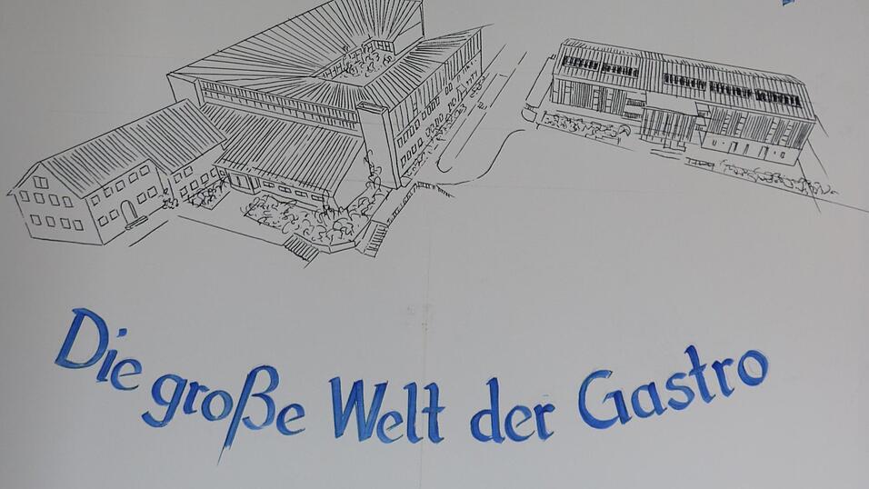 Schild im Eingangsbereich der Hotelberufsschule Viechtach. Mit dem Kompromiss sind alle Befragten aus Politik und Gastronomie unglücklich. Schild im Eingangsbereich der Hotelberufsschule Viechtach. Mit dem Kompromiss sind alle Befragten aus Politik und Gastronomie unglücklich.