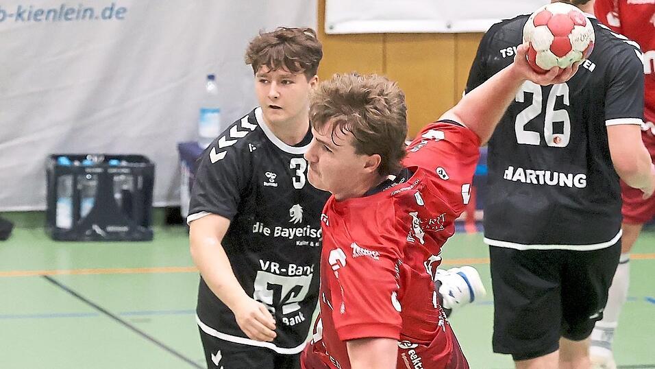 Gut drauf: Andreas Kagerer (am Ball) verhalf der TGL beim j&uuml;ngsten 30:28-Sieg gegen Lohr mit sechs &bdquo;Buden&ldquo; zum Erfolg.