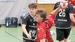 Gut drauf: Andreas Kagerer (am Ball) verhalf der TGL beim j&uuml;ngsten 30:28-Sieg gegen Lohr mit sechs &bdquo;Buden&ldquo; zum Erfolg.