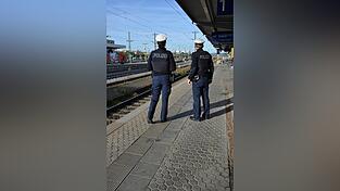 Ein 38-Jähriger soll eine Frau am Bahnhof in Regensburg sexuell belästigt haben. Die Bundespolizei konnte den betrunkenen Tatverdächtigen noch vor Ort stellen. (Symbolbild) Ein 38-Jähriger soll eine Frau am Bahnhof in Regensburg sexuell belästigt haben. Die Bundespolizei konnte den betrunkenen Tatverdächtigen noch vor Ort stellen. (Symbolbild)