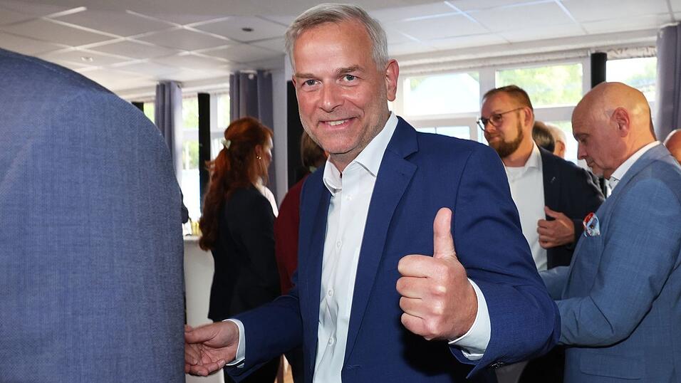 AfD-Kandidat Holm meldet Anspruch auf die Regierung an. AfD-Kandidat Holm meldet Anspruch auf die Regierung an.