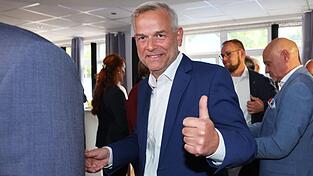 AfD-Kandidat Holm meldet Anspruch auf die Regierung an.