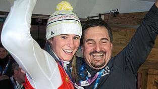 'Begeisterter T&uuml;ftler, der superschnelle Schlitten bauen kann' und 'ein cooler Typ': Natalie Geisenberger &uuml;ber den Hackl Schorsch. Bei den Olympischen Spielen 2014 feierte die M&uuml;nchnerin mit der Rodel-Legende im deutschen Haus den Gewinn der Goldmedaille.