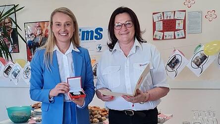 F&uuml;r ihre 25-j&auml;hrige T&auml;tigkeit in der Gesch&auml;ftsstelle Cham erh&auml;lt Martina Vogl (rechts) eine Auszeichnung durch Di&ouml;zesan-Gesch&auml;ftsf&uuml;hrerin Michaela Hutzler.
