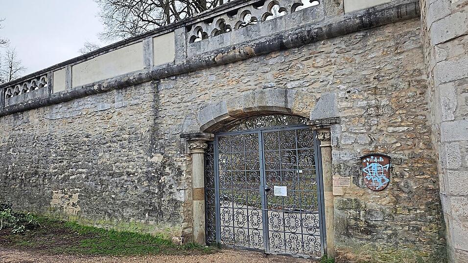 Die Tore des Villaparks sind derzeit wegen der Witterungsbedingungen geschlossen. Dahinter ist der Bauzaun zu sehen, der seit dem Hochwasser den unteren Teil des Parks absperrt.