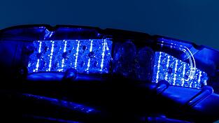 Die Polizei rückte zu der Mittelschule aus und ermittelt nun. (Symbolbild)