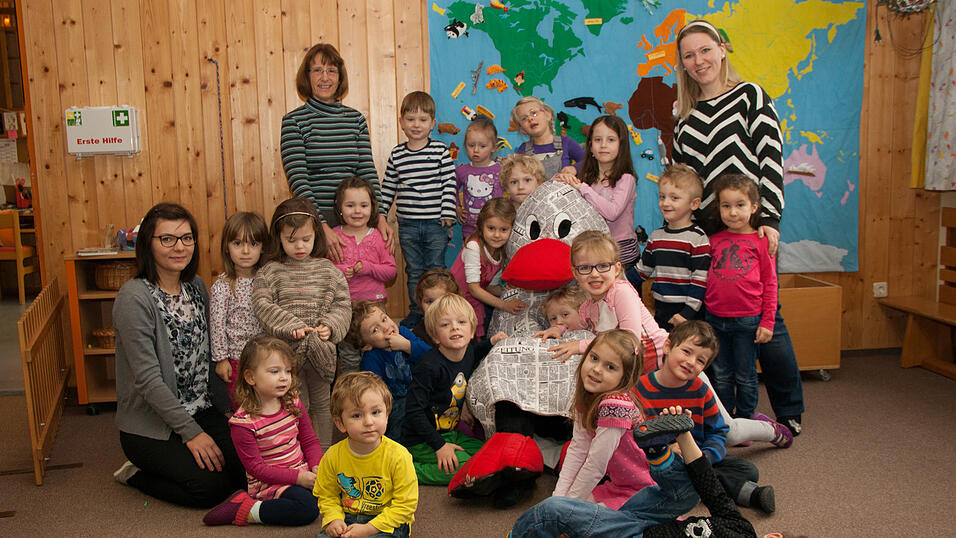 20 Kindergartenkinder des Städtischen Kindergartens in Sossau testen Anfang Januar für drei Wochen ein besonderes Projekt der Mediengruppe Straubinger Tagblatt//Landshuter Zeitung. Nach dem Zeitungsprojekt in Schulen starten die Redakteure der Jugend- und Schulredaktion das Pilotprojekt 'Zeitung im Kindergarten'. Besonderes Highlight: Zeitungsmaskottchen Paula Print. 20 Kindergartenkinder des Städtischen Kindergartens in Sossau testen Anfang Januar für drei Wochen ein besonderes Projekt der Mediengruppe Straubinger Tagblatt//Landshuter Zeitung. Nach dem Zeitungsprojekt in Schulen starten die Redakteure der Jugend- und Schulredaktion das Pilotprojekt 'Zeitung im Kindergarten'. Besonderes Highlight: Zeitungsmaskottchen Paula Print.
