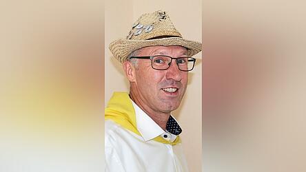 Alfons Schwarzfischer macht sich heuer schon zum 33. Mal auf den Weg nach Altötting. An seinem Hut die Abzeichen für die jährliche Teilnahme, das gelbe Tuch tragen die Rodinger Pilger als Erkennung. Alfons Schwarzfischer macht sich heuer schon zum 33. Mal auf den Weg nach Altötting. An seinem Hut die Abzeichen für die jährliche Teilnahme, das gelbe Tuch tragen die Rodinger Pilger als Erkennung.