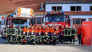 Die Teilnehmer am Berufsfeuerwehrtag der Jugendfeuerwehr Gangkofen.