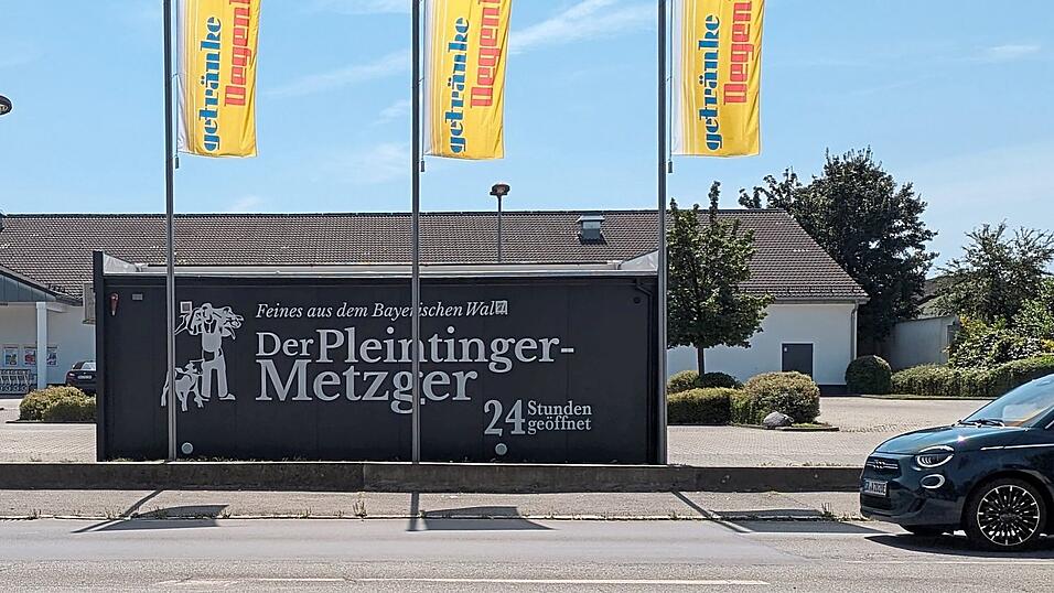 Kaum zu übersehen: Seit Anfang Juli steht der schwarze Container bei Getränke Degenhart, der seit einer Woche nun geöffnet hat. Kaum zu übersehen: Seit Anfang Juli steht der schwarze Container bei Getränke Degenhart, der seit einer Woche nun geöffnet hat.