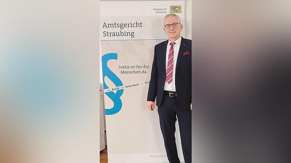 Seit gut drei Jahren ist Georg Kimmerl Direktor des Straubinger Amtsgerichts- und wirkt trotz mancher Herausforderung recht zufrieden.