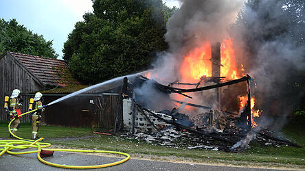 Bei Eintreffen der Feuerwehr stand das Wohnhaus in Neunehaid bereits komplett in Flammen.