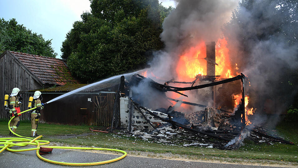 Bei Eintreffen der Feuerwehr stand das Wohnhaus in Neunehaid bereits komplett in Flammen. Bei Eintreffen der Feuerwehr stand das Wohnhaus in Neunehaid bereits komplett in Flammen.