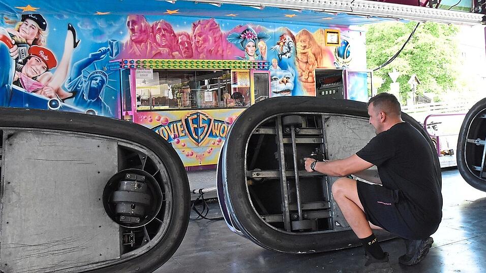 Mike Sonntag schraubt an einem der Autoscooter.