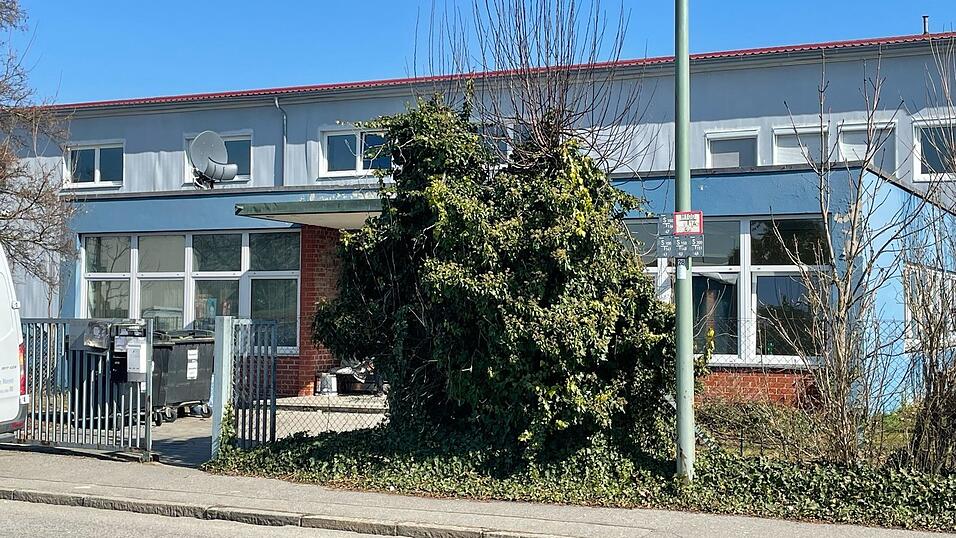 Um dieses Geb&auml;ude geht es: Fr&uuml;her hatte hier ein Unternehmen seinen Sitz, aktuell wird das Erdgeschoss als Wohnunterkunft genutzt. Das hat die Stadt jetzt dem Vermieter untersagt.