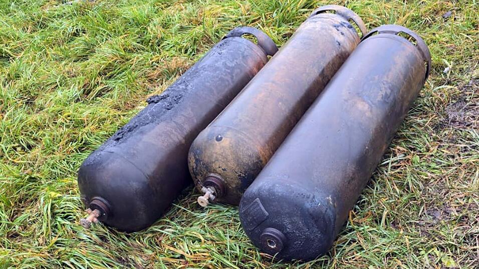 Nach der Explosion einer Gasflasche brannte das Auto aus.