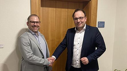 Gl&uuml;ckwunsch vom Verlierer: Christian Eidenhardt (FW) gratuliert Martin Stoiber (CSU) zum Sieg.