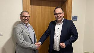 Gl&uuml;ckwunsch vom Verlierer: Christian Eidenhardt (FW) gratuliert Martin Stoiber (CSU) zum Sieg.