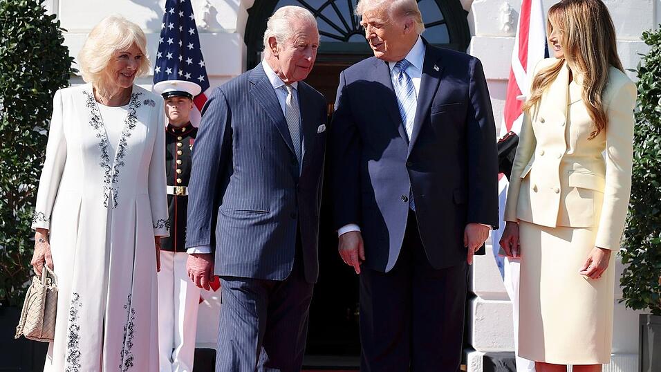 Trump und Charles tauschen sich aus.