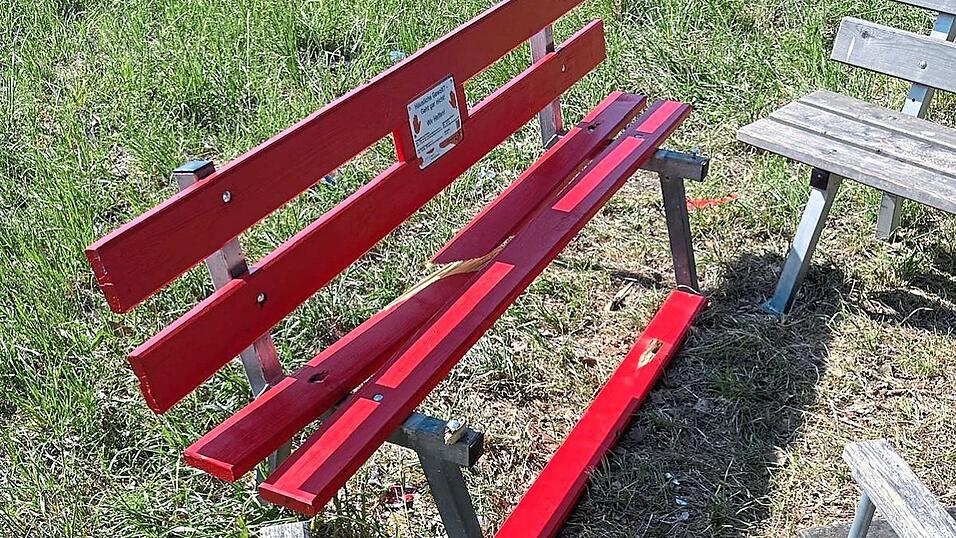 Die rote Bank war erst k&uuml;rzlich im Stadtpark aufgestellt worden. Sie ist eigentlich ein Symbol gegen Gewalt an Frauen.