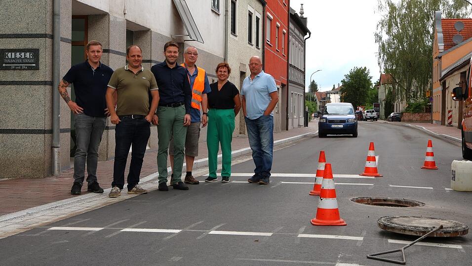 Andreas Heigl (2. v. l.) vom Stadtbauamt und B&uuml;rgermeister Maximilian Mader (3. v. l.) informierten &uuml;ber die Gesamtsanierungsma&szlig;nahme, w&auml;hrend noch Restarbeiten durchgef&uuml;hrt wurden; der Gehwegabschnitt im Hintergrund auf H&ouml;he Stadtgraben/Poststra&szlig;e wurde im Zuge der Sanierung verbreitert.