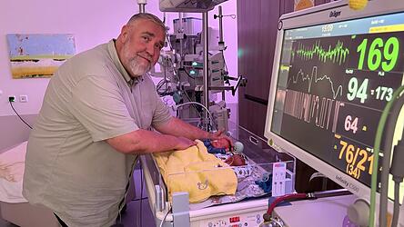 Eine Hand am Kopf, die andere am Rippenbogen. Seit 2018 macht Alexander Traub Musiktherapie speziell für Frühchen. Der Effekt bei den Zwillingen Leo und Liam ist schnell zu sehen. Eine Hand am Kopf, die andere am Rippenbogen. Seit 2018 macht Alexander Traub Musiktherapie speziell für Frühchen. Der Effekt bei den Zwillingen Leo und Liam ist schnell zu sehen.
