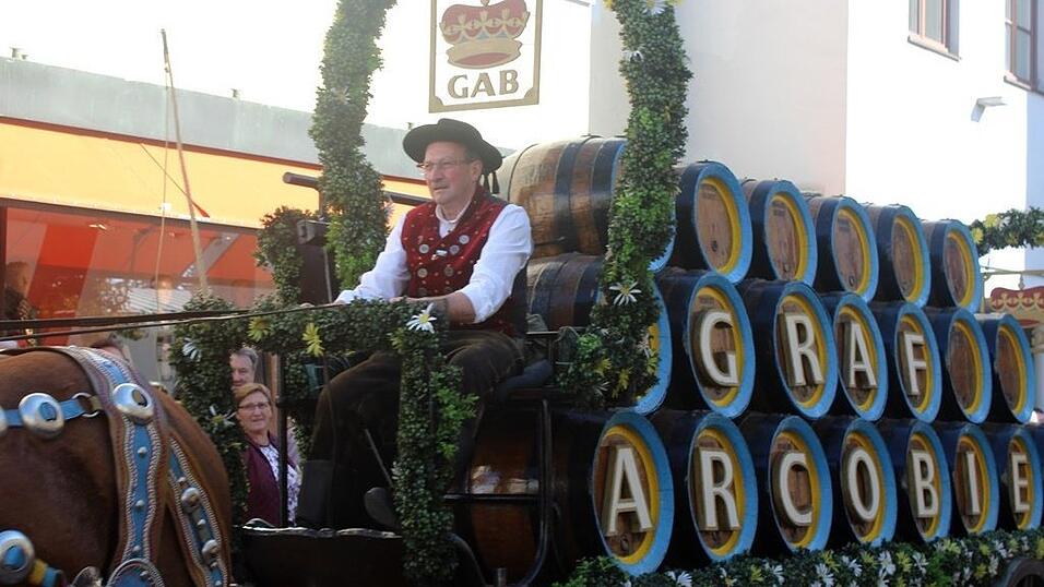 Viele Besucher verfolgten am Sonntag den Umzug auf dem Vilsbiburger Stadtplatz. Viele Besucher verfolgten am Sonntag den Umzug auf dem Vilsbiburger Stadtplatz.