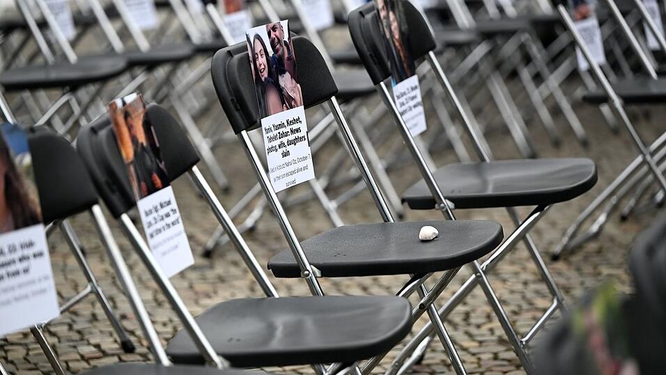 Rund 1.100 Stühle wurden vor Wahrzeichen aufgestellt. Rund 1.100 Stühle wurden vor Wahrzeichen aufgestellt.